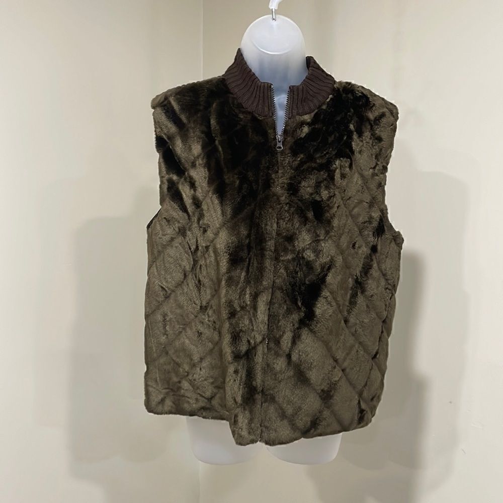 NWOT Designers Original Studio faux fur vest.  Size L large 12/14